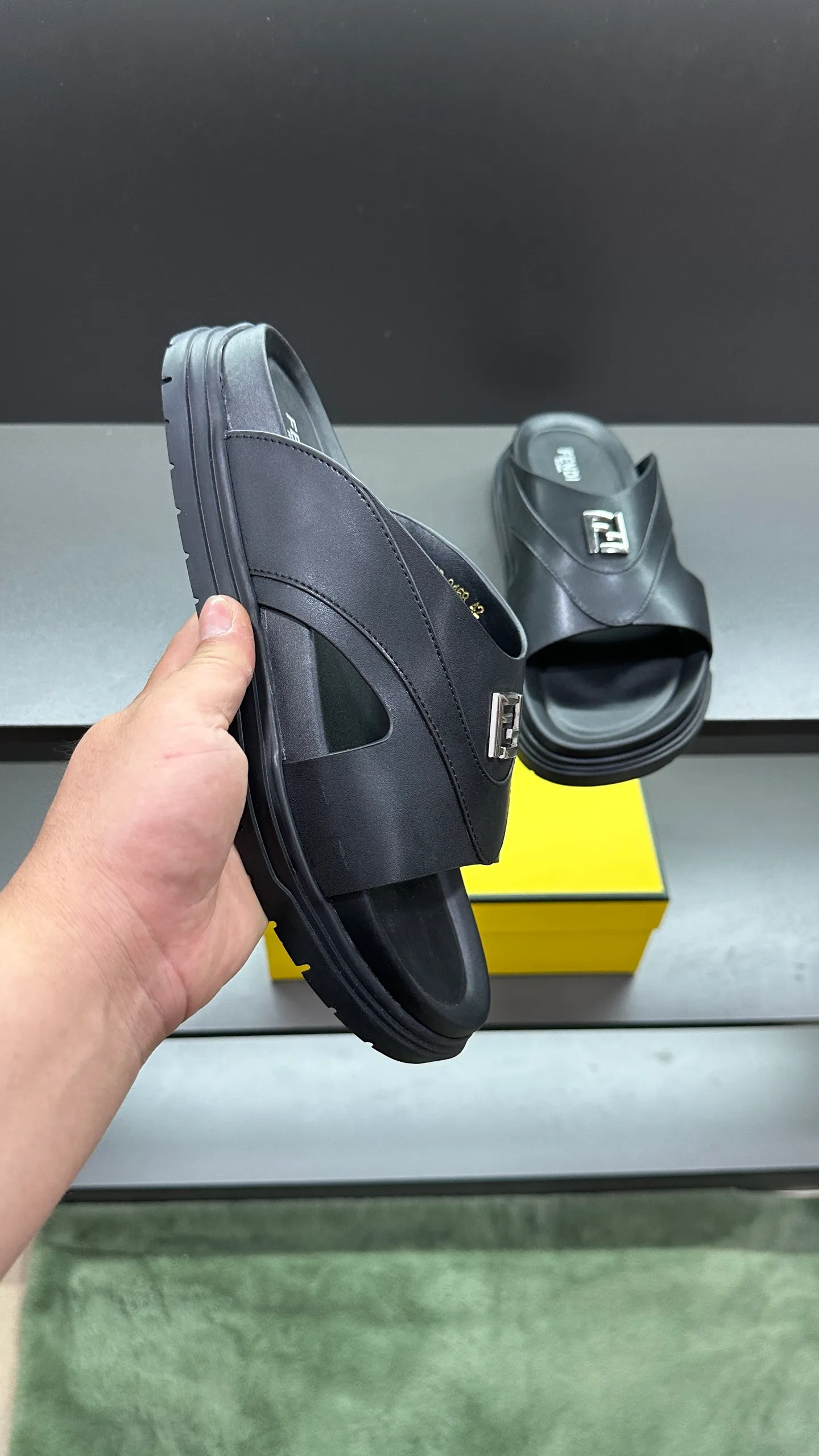 P300 [Fendi Slippers] High-end men's shoes brand, official website 1:1 latest masterpiece: original mold customization, fabrics made of imported original materials, upgraded outsole, lighter and non-slip. The market's top quality, simple yet tasteful, a must-have for fashionistas, fashionable at your feet, full of confidence, the same style at the counter 👍The season of summer slippers is here. Code: 38-45, 46 order